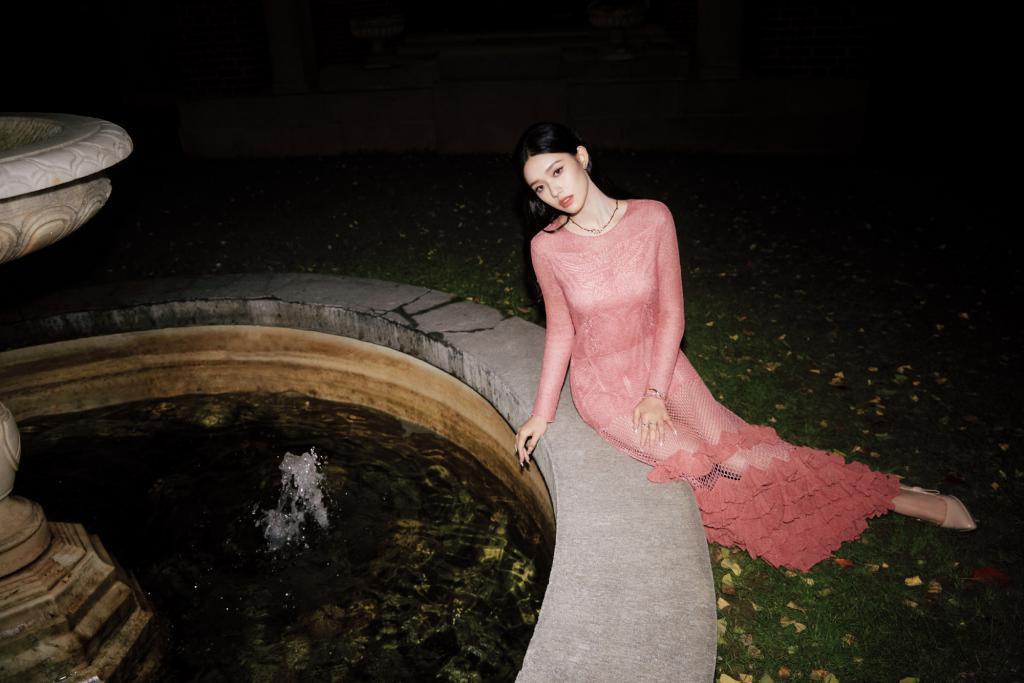 林允穿透视粉裙美腿若隐若现 回眸甜笑撩人