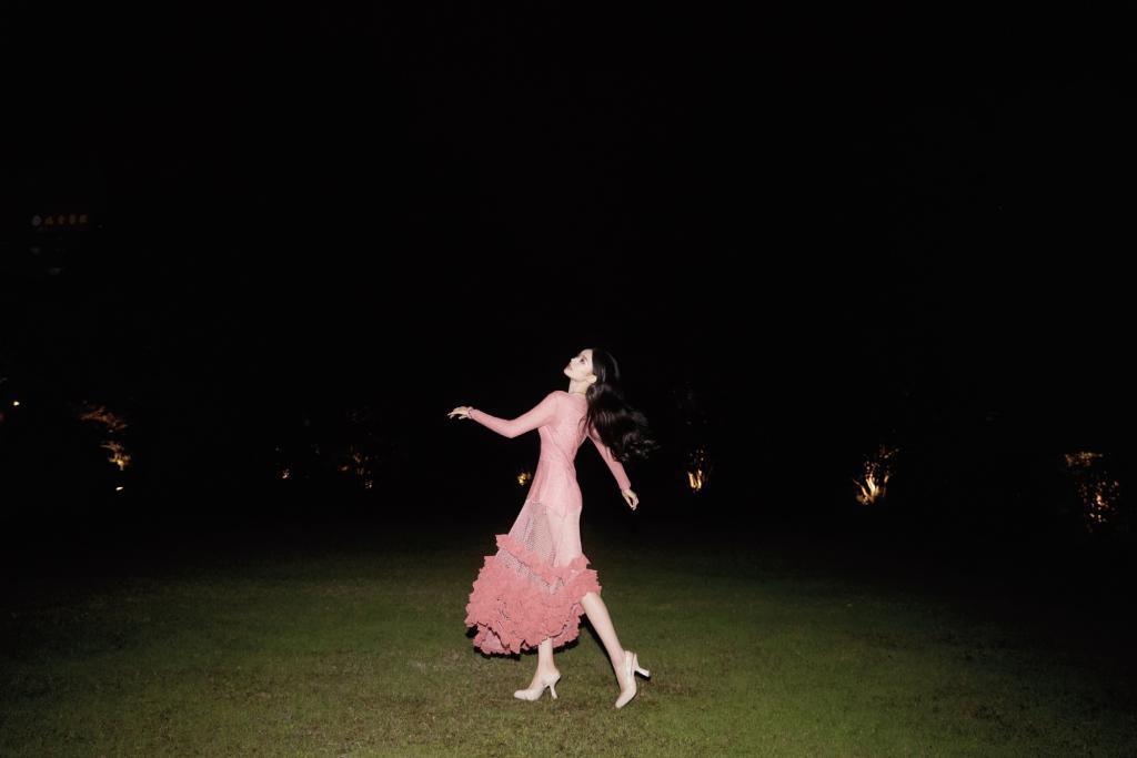 林允穿透视粉裙美腿若隐若现 回眸甜笑撩人