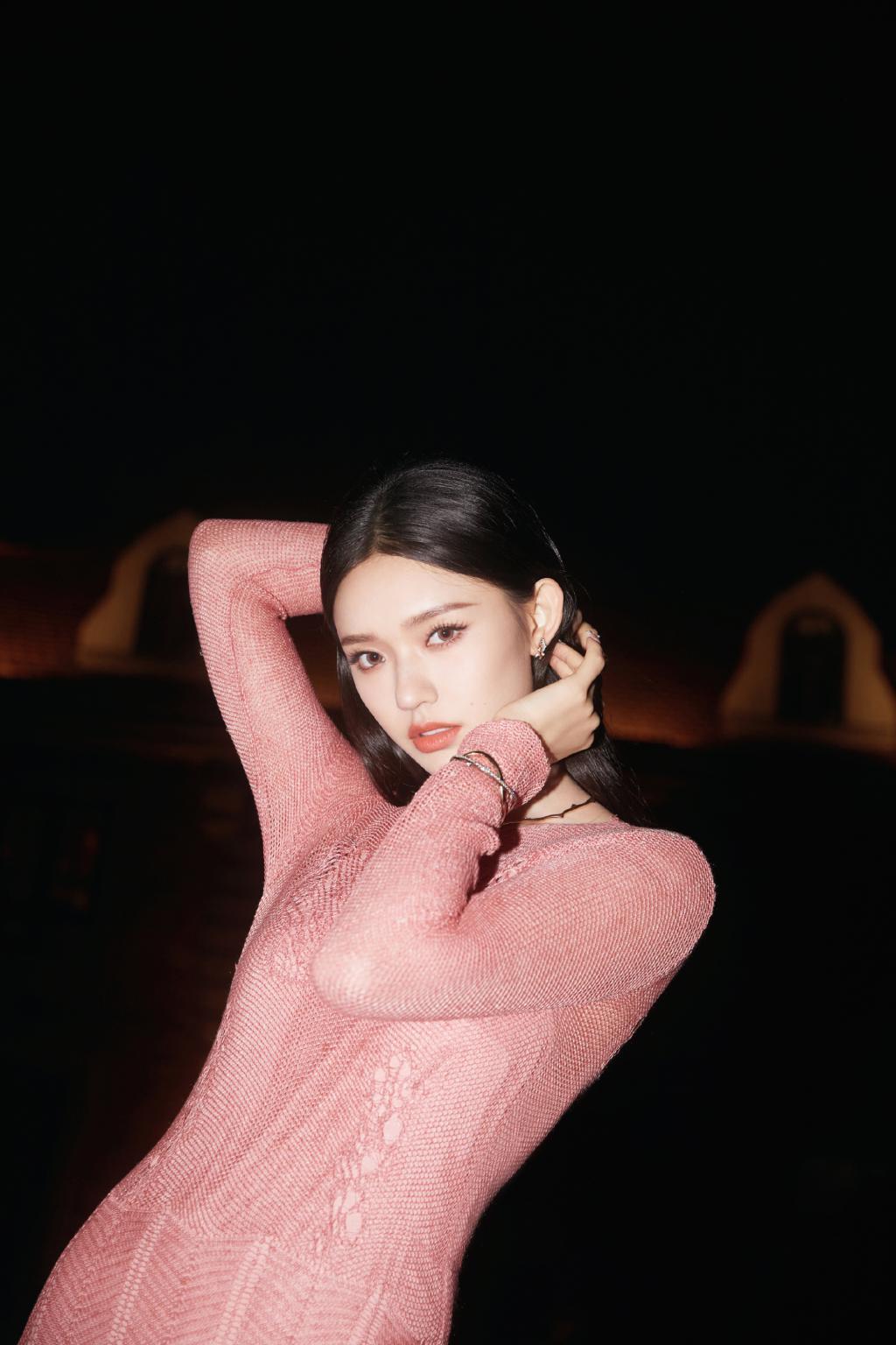 林允穿透视粉裙美腿若隐若现 回眸甜笑撩人