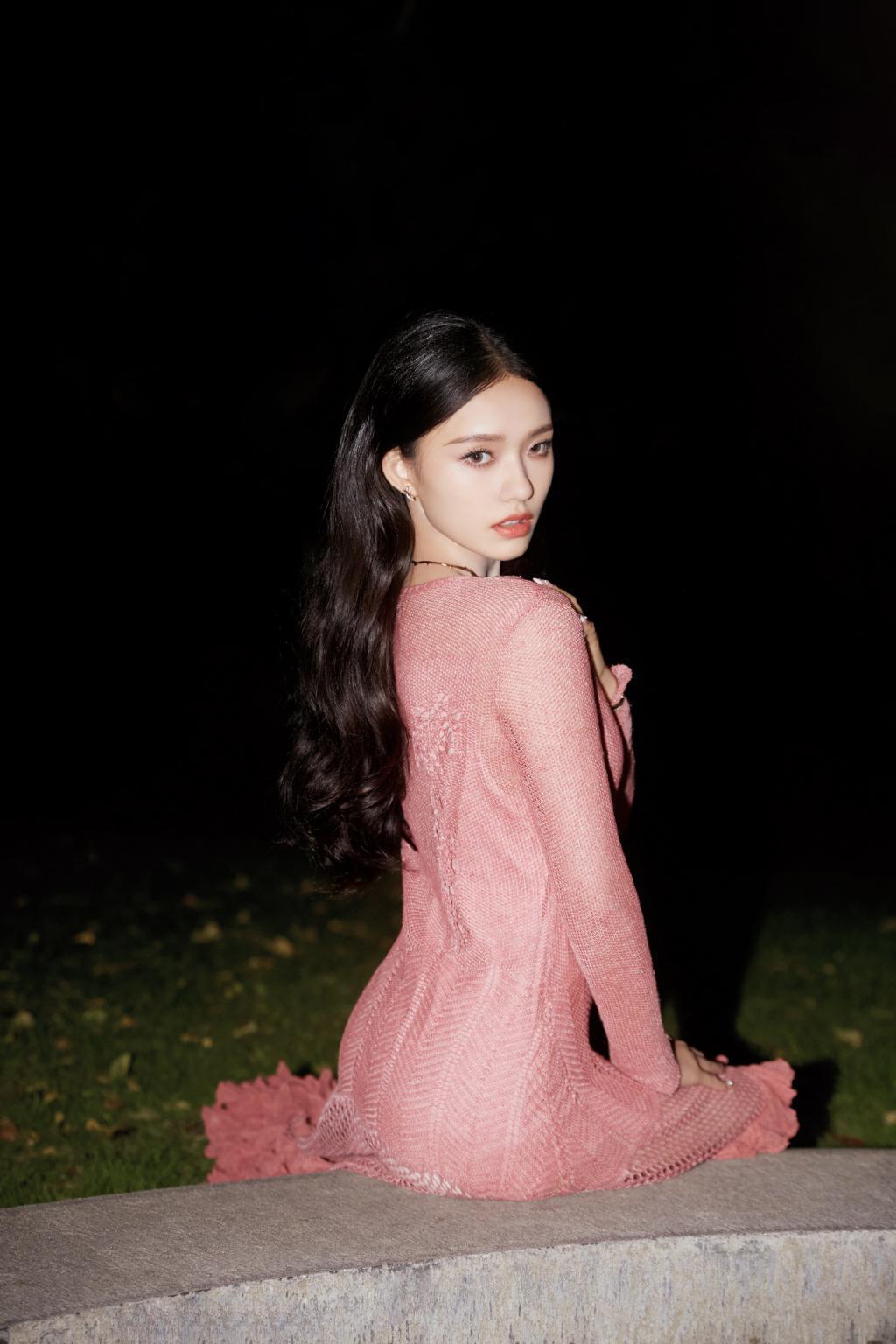 林允穿透视粉裙美腿若隐若现 回眸甜笑撩人