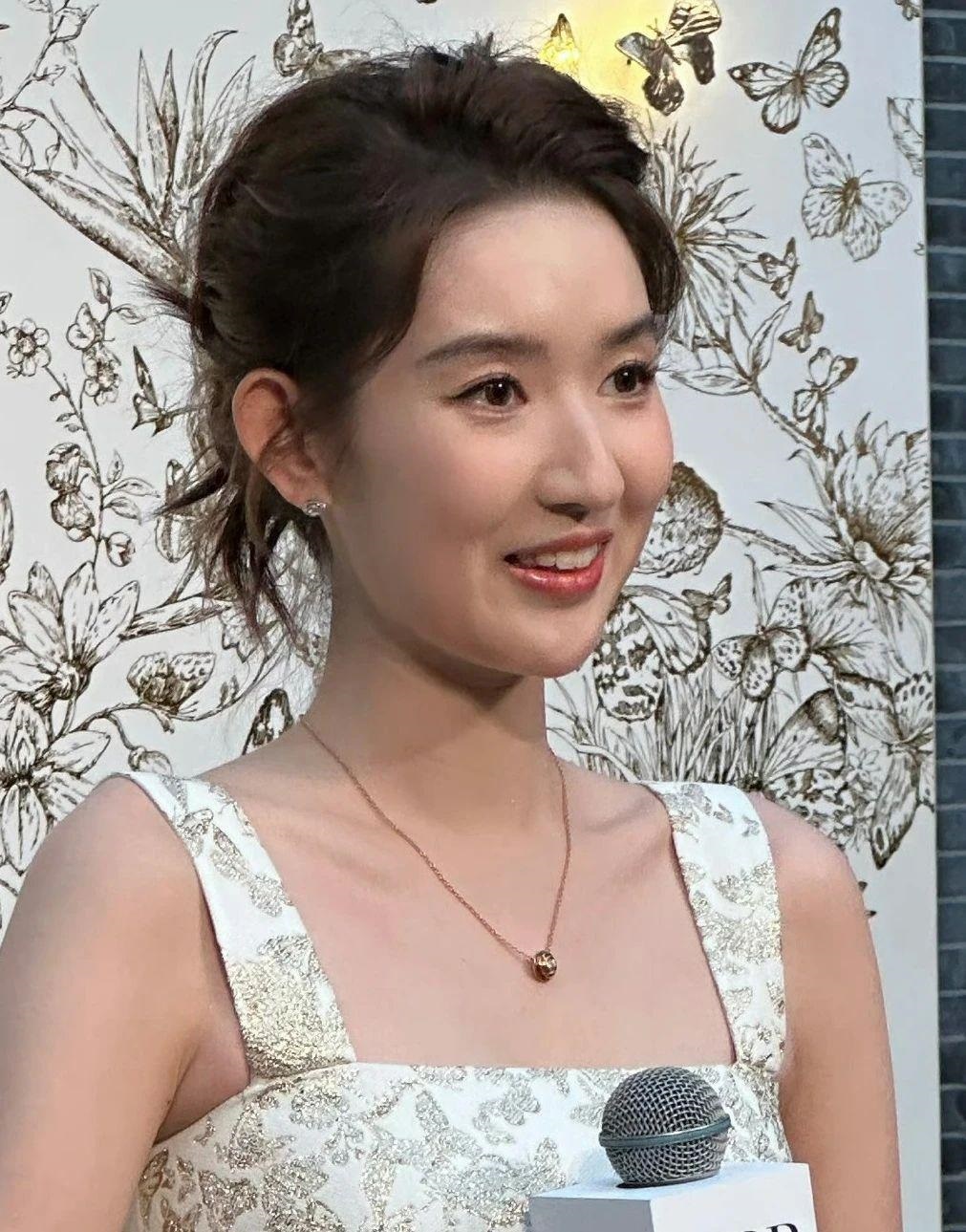 上海时尚活动，马伊琍林允裙子显老气，于适生图颜值高