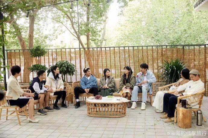 金莎带小男友上节目，网友：“姐要不咱还是再看看吧”。