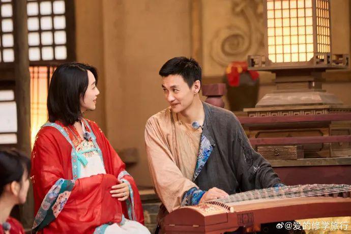 金莎带小男友上节目，网友：“姐要不咱还是再看看吧”。