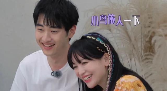 金莎带小男友上节目，网友：“姐要不咱还是再看看吧”。