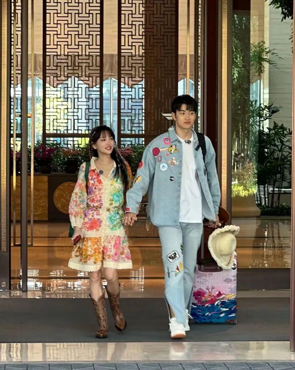 金莎带小男友上节目，网友：“姐要不咱还是再看看吧”。