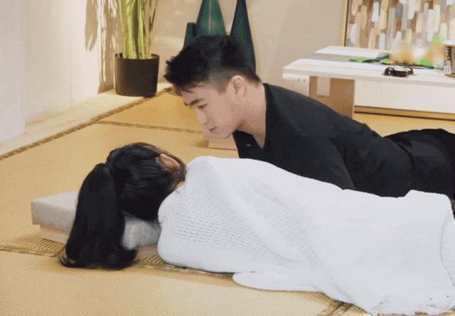 金莎带小男友上节目，网友：“姐要不咱还是再看看吧”。