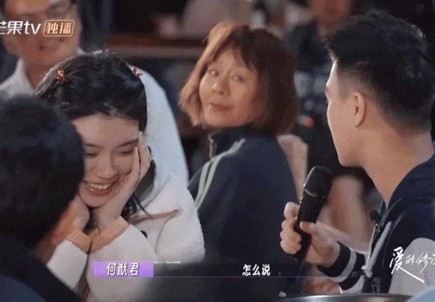金莎带小男友上节目，网友：“姐要不咱还是再看看吧”。