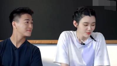 金莎带小男友上节目，网友：“姐要不咱还是再看看吧”。