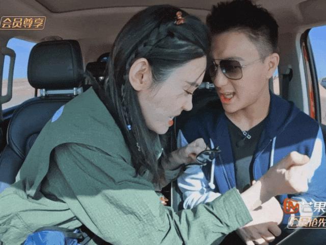 金莎带小男友上节目，网友：“姐要不咱还是再看看吧”。