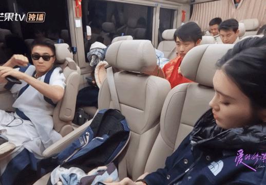 金莎带小男友上节目，网友：“姐要不咱还是再看看吧”。
