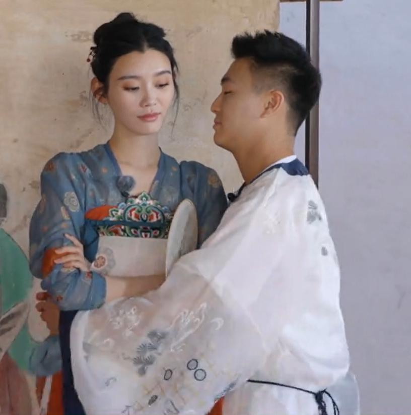 金莎带小男友上节目，网友：“姐要不咱还是再看看吧”。