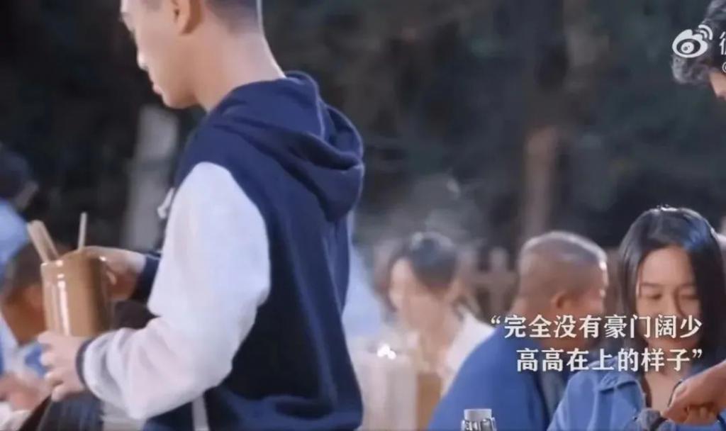 金莎带小男友上节目，网友：“姐要不咱还是再看看吧”。