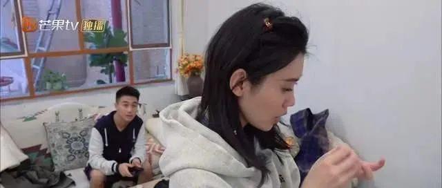 金莎带小男友上节目，网友：“姐要不咱还是再看看吧”。