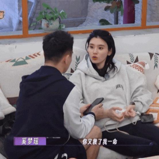 金莎带小男友上节目，网友：“姐要不咱还是再看看吧”。