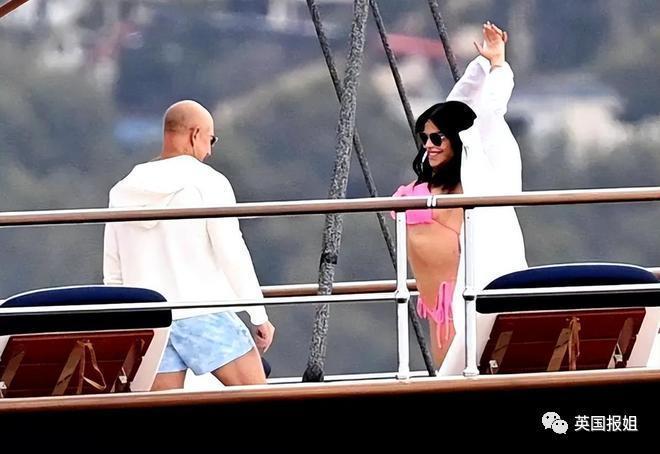 亿万富豪贝索斯和女友自曝亲密私事！婚内出轨爱到发疯？