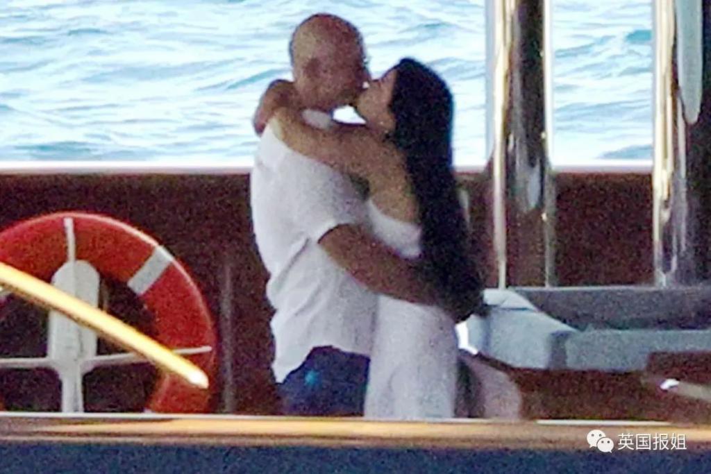 亿万富豪贝索斯和女友自曝亲密私事！婚内出轨爱到发疯？