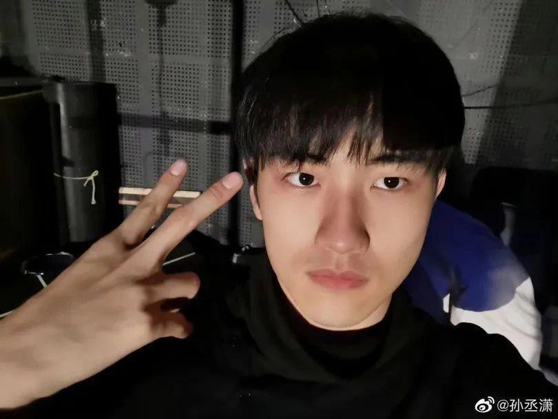 “母子恋”全网唱衰，她被下降头了？