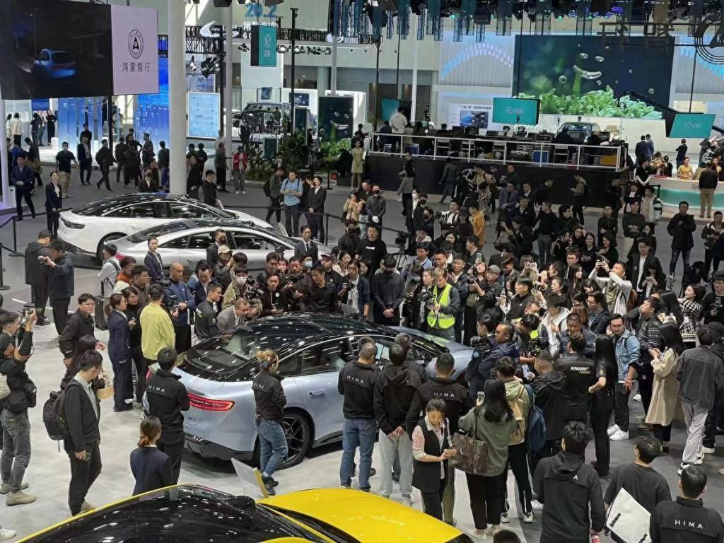 智界S7亮相广州车展，“含华量”最高的轿车惊艳全场