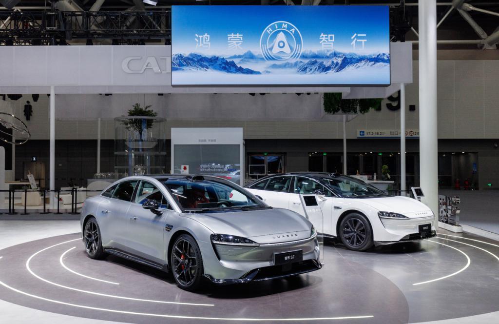 智界S7亮相广州车展，“含华量”最高的轿车惊艳全场