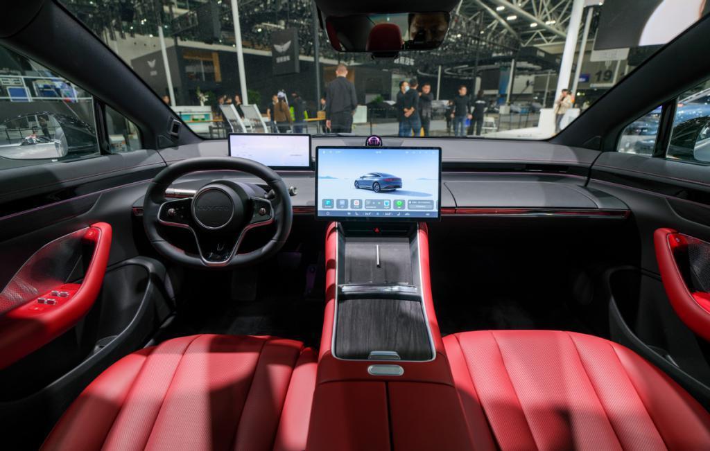 智界S7亮相广州车展，“含华量”最高的轿车惊艳全场