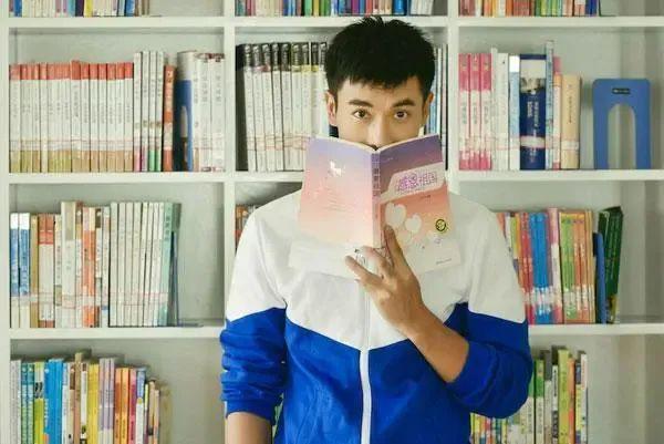 乍一看热搜,原来不是同一个人啊他俩谈呢?