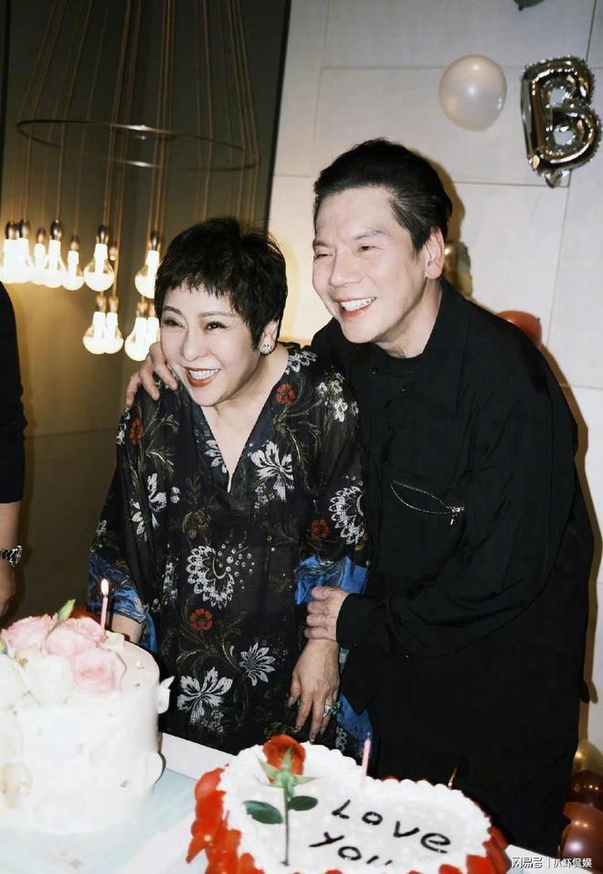 向太高调撒糖，时隔30年重拍恩爱照，75岁向华强不显老