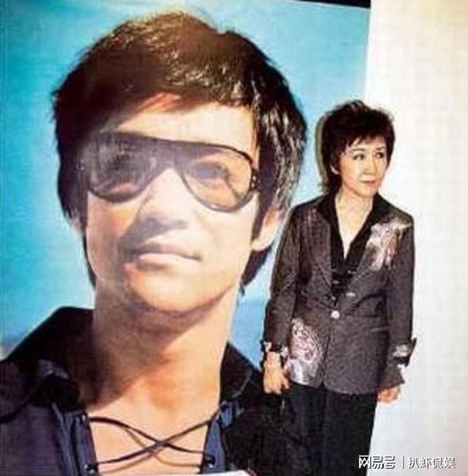 向太高调撒糖，时隔30年重拍恩爱照，75岁向华强不显老