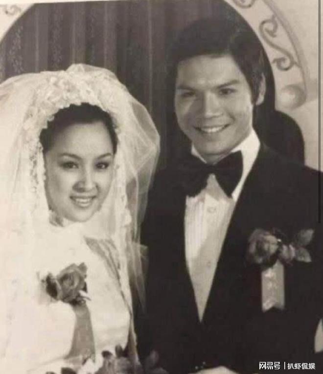 向太高调撒糖，时隔30年重拍恩爱照，75岁向华强不显老