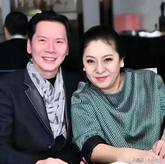 向太高调撒糖，时隔30年重拍恩爱照，75岁向华强不显老