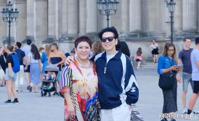 向太高调撒糖，时隔30年重拍恩爱照，75岁向华强不显老