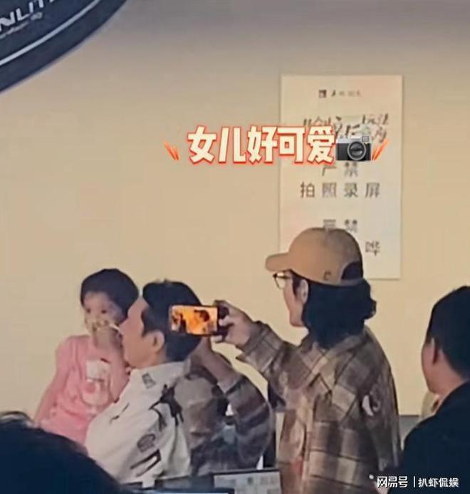 向太高调撒糖，时隔30年重拍恩爱照，75岁向华强不显老