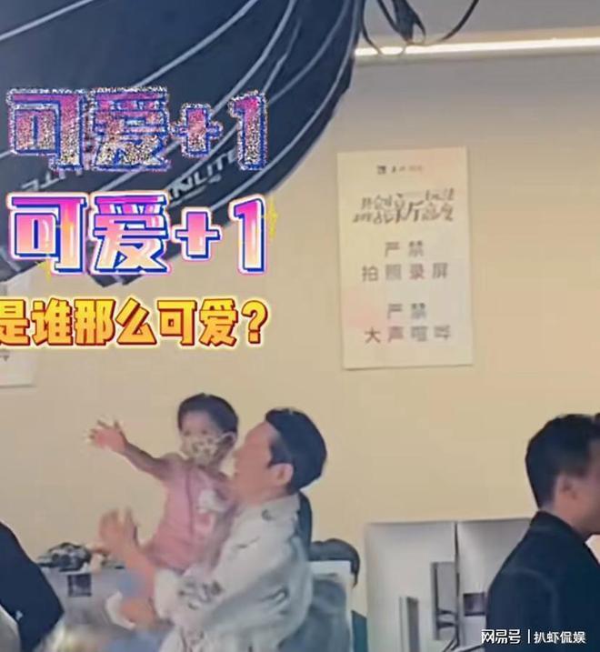 向太高调撒糖，时隔30年重拍恩爱照，75岁向华强不显老