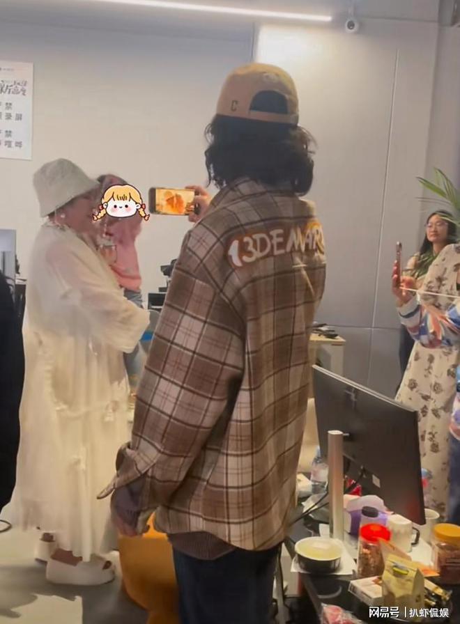 向太高调撒糖，时隔30年重拍恩爱照，75岁向华强不显老