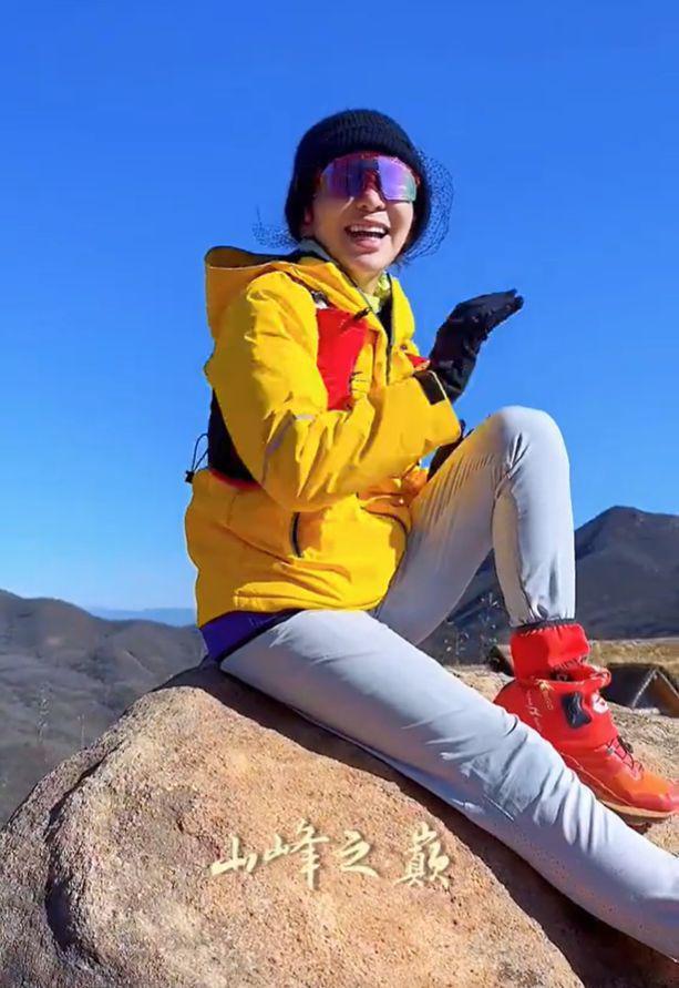 50岁朱迅退休后去爬山,玩滑轨摔倒放声大笑,似有整容痕迹