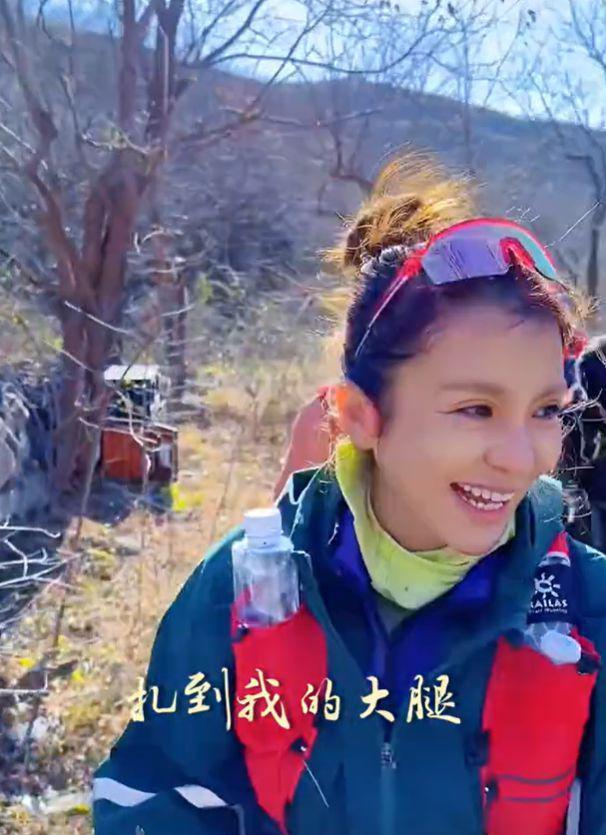 50岁朱迅退休后去爬山,玩滑轨摔倒放声大笑,似有整容痕迹