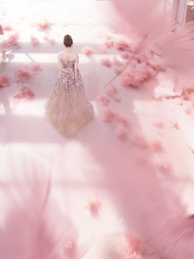 刘亦菲穿粉色羽毛一字肩长裙 盘发造型气质温婉似公主