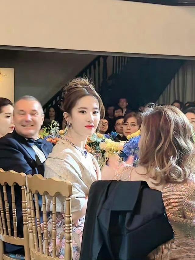 刘亦菲穿粉色羽毛一字肩长裙 盘发造型气质温婉似公主