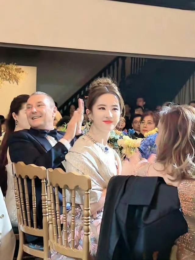 刘亦菲穿粉色羽毛一字肩长裙 盘发造型气质温婉似公主