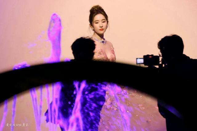 刘亦菲穿粉色羽毛一字肩长裙 盘发造型气质温婉似公主