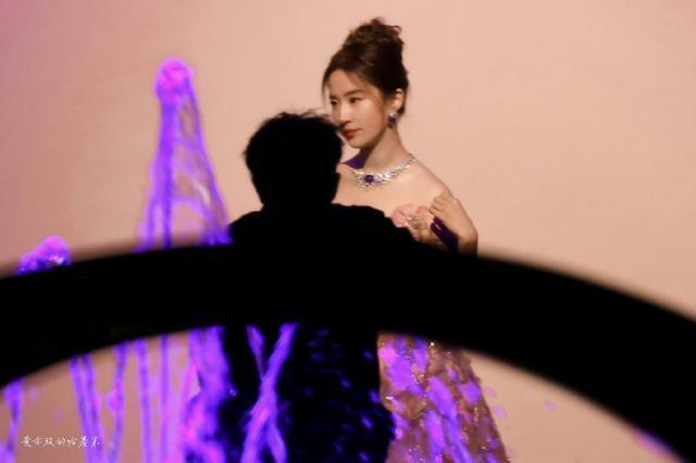 刘亦菲穿粉色羽毛一字肩长裙 盘发造型气质温婉似公主