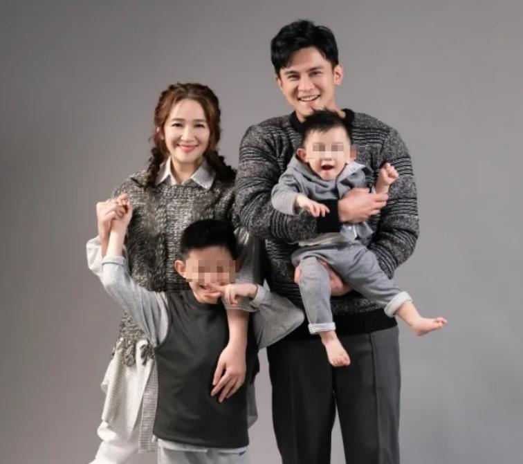 43岁女星自曝意外怀上三胎，丈夫反应微妙，连生两子都没婚礼