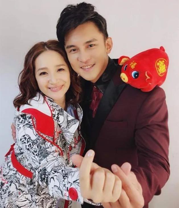 43岁女星自曝意外怀上三胎，丈夫反应微妙，连生两子都没婚礼