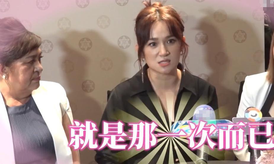 43岁女星自曝意外怀上三胎，丈夫反应微妙，连生两子都没婚礼