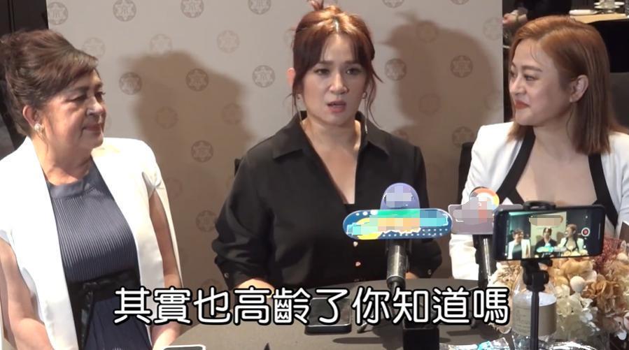 43岁女星自曝意外怀上三胎，丈夫反应微妙，连生两子都没婚礼