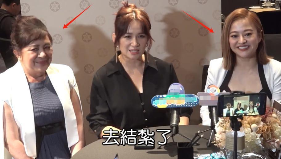 43岁女星自曝意外怀上三胎，丈夫反应微妙，连生两子都没婚礼