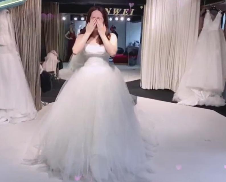 43岁女星自曝意外怀上三胎，丈夫反应微妙，连生两子都没婚礼