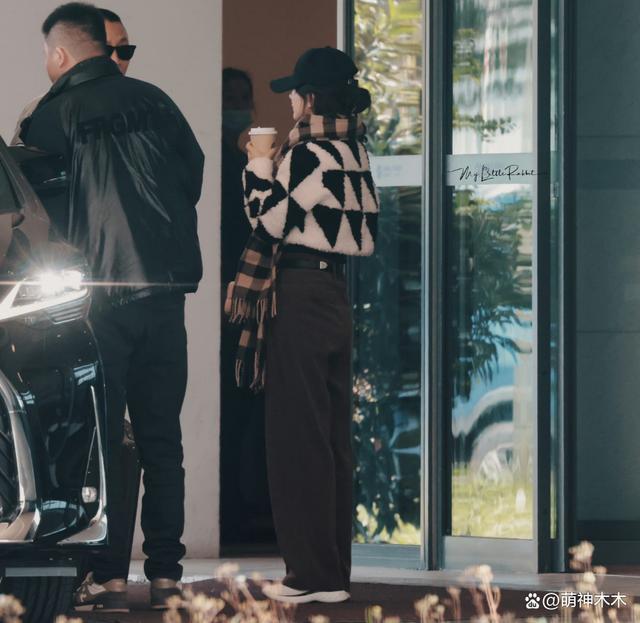 赵丽颖打脸抢饼传闻，穿过万私服进组拍片，此前被指跟杨幂争资源