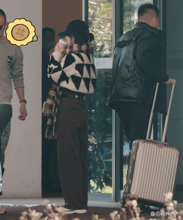 赵丽颖打脸抢饼传闻，穿过万私服进组拍片，此前被指跟杨幂争资源