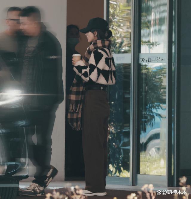 赵丽颖打脸抢饼传闻，穿过万私服进组拍片，此前被指跟杨幂争资源