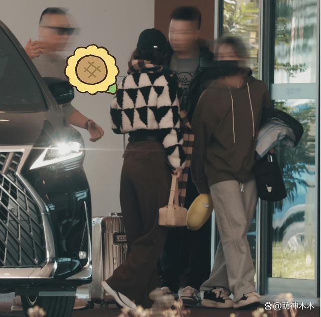 赵丽颖打脸抢饼传闻，穿过万私服进组拍片，此前被指跟杨幂争资源